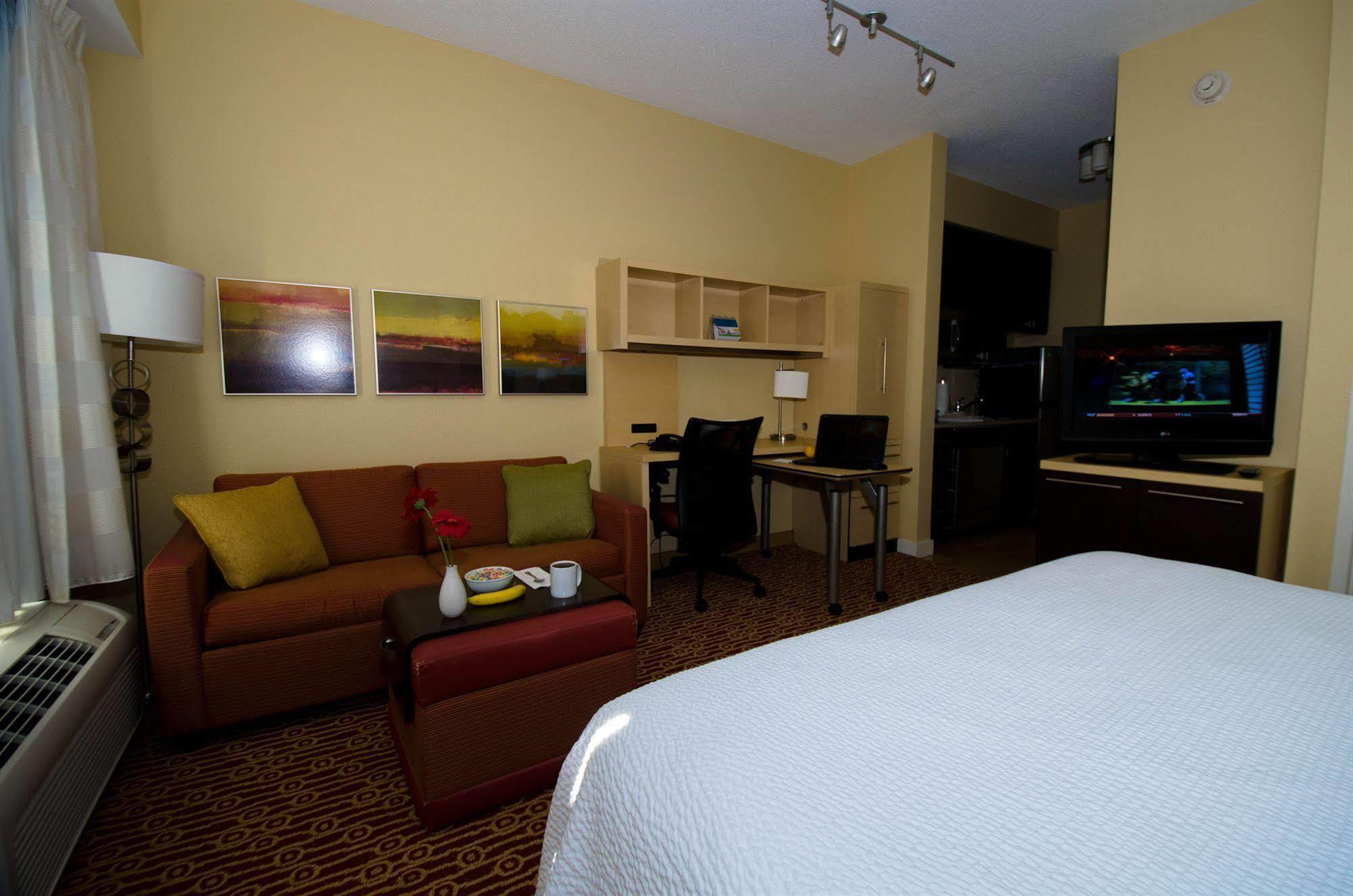 Towneplace Suites By Marriott Γκίλφορντ Εξωτερικό φωτογραφία