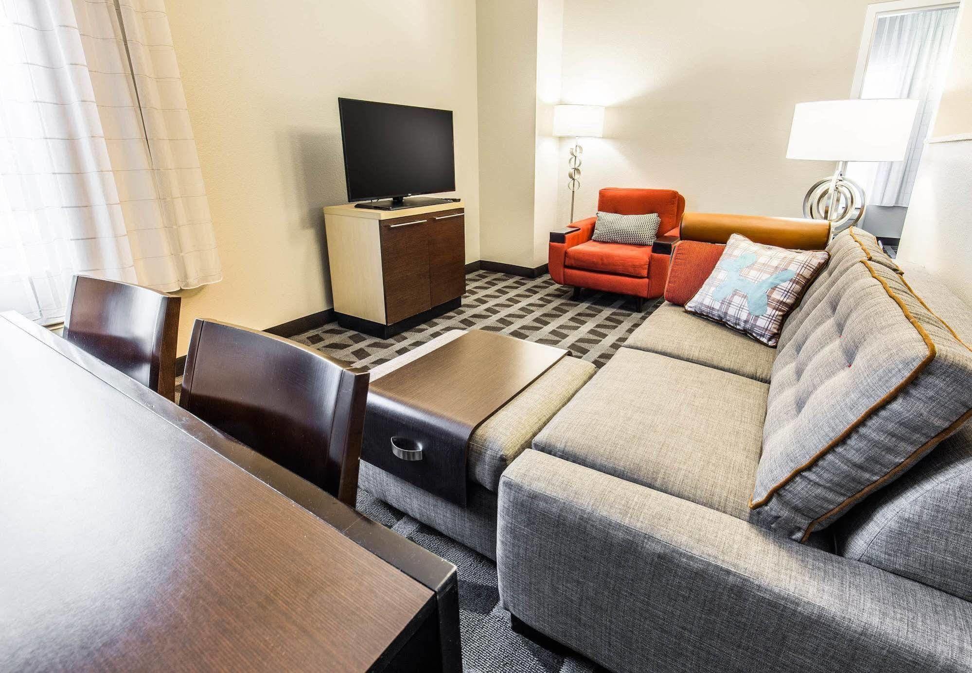 Towneplace Suites By Marriott Γκίλφορντ Εξωτερικό φωτογραφία